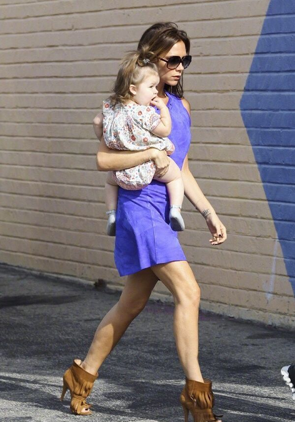 贝嫂抱孩子有多优雅你抱孩子就有多坑娃别把孩子抱瘸了再后悔