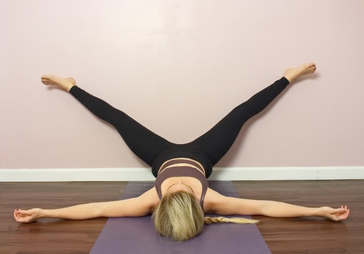 靠墙来练习阴瑜伽,简单又放松,你应该试试