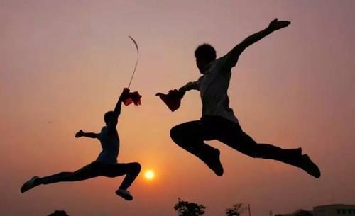 闽南民间传说狗拳始于清初五枚大师,她与至善禅师,白眉道人等5人在