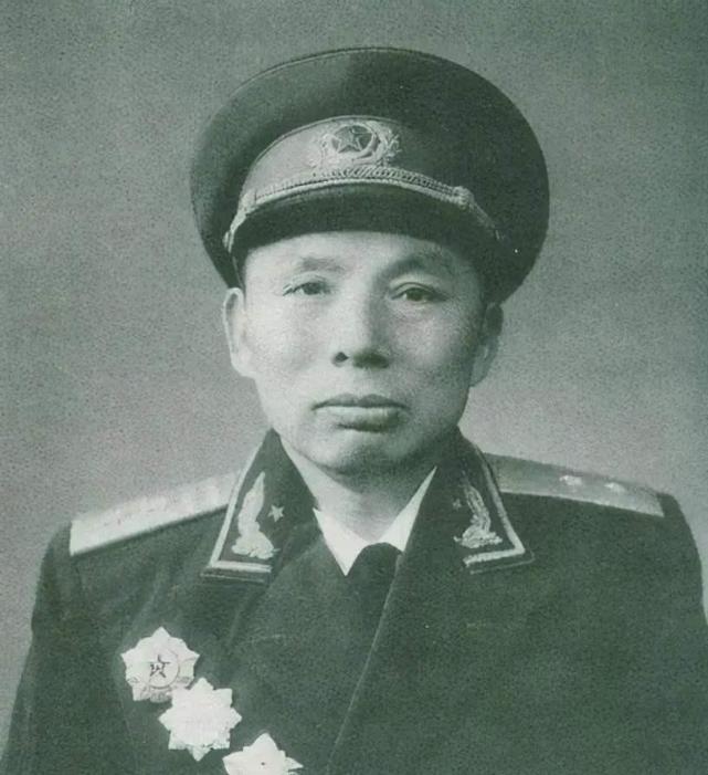 抗战结束后,张仁初历任华野8纵司令员,三野26军军长等职.
