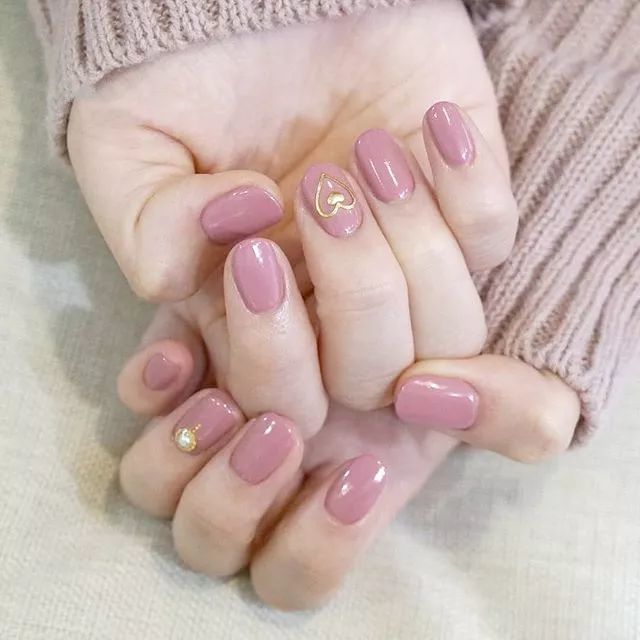 2021跨年最新款简约小清新纯色美甲图片,清透雅致,显手白才是王道!