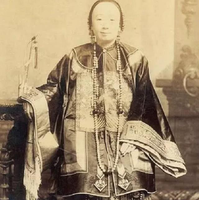 照片中这位诰命夫人穿着的朝服上的补子是孔雀,而古代的诰命夫人品级