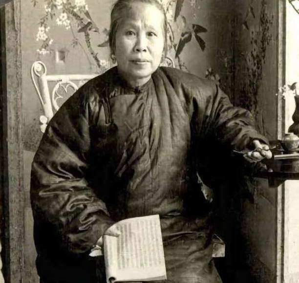清朝罕见老照片图2威严端庄的慈禧最后一图知书达理的妇人