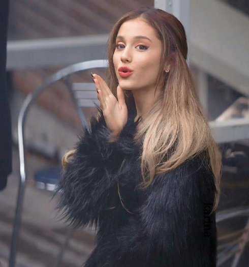 a妹晒出钻戒照宣布喜讯,网友:小天使要幸福!