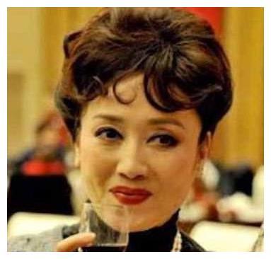 侯玉敏原是318光学仪器厂的工人,肤白,貌美,大长腿.