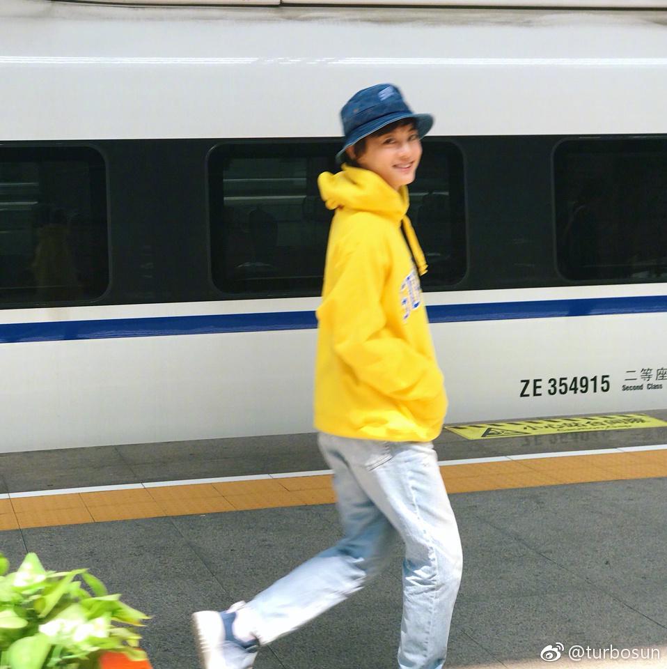 孙俪的冬日穿搭穿羽绒服也不显臃肿日常又休闲相当接地气