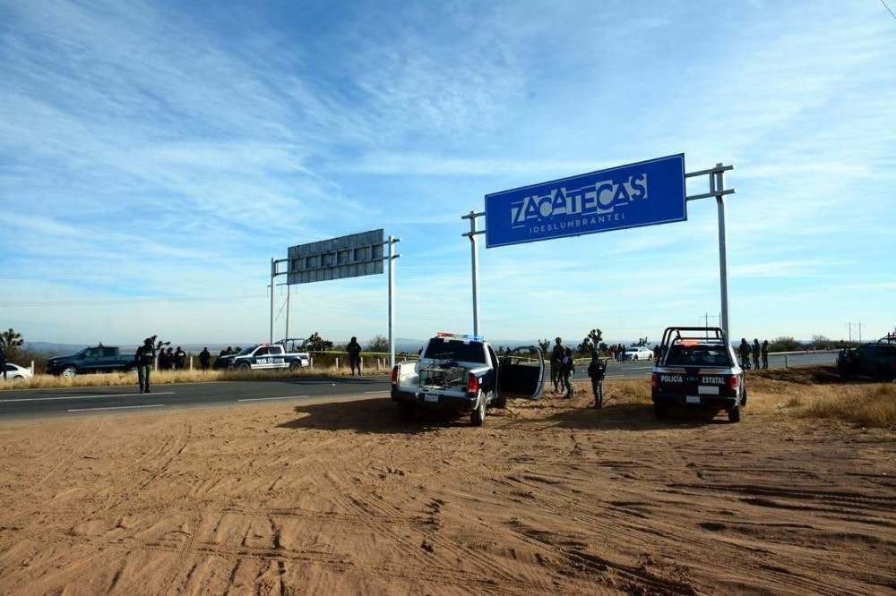 12月18日,有人在墨西哥历史名城萨卡特卡斯一条道路旁发现了7具排列