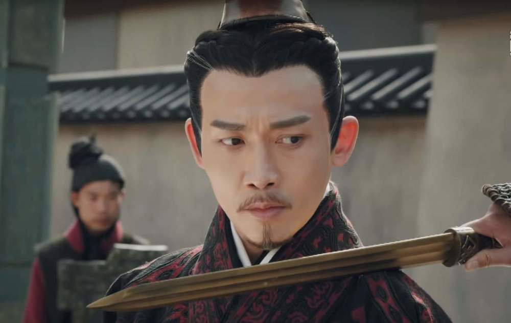 大秦赋中为何秦始皇让扶苏将玉佩还给吕不韦他的身世如何