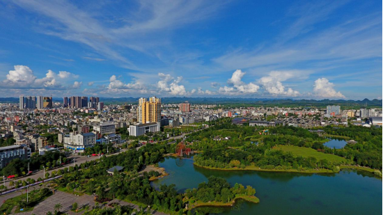 云南省罗平县:爱国卫生专项行动让县城更靓丽