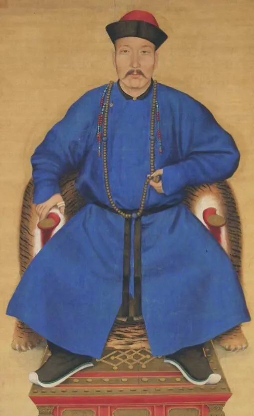 清朝入关以后,清朝官员的朝服,为何都流行使用石青色?