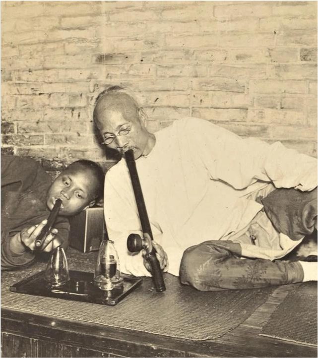 清末真实照片,父子同榻吸食鸦片,乡绅小老婆盘着二郎腿摆阔!_腾讯新闻