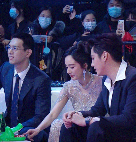 杨幂吴亦凡李现台下玩游戏 差点领错奖