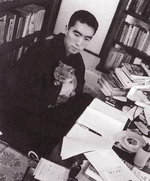 跟随在他身边的盾会成员森田必胜补了三刀都没能砍下他的头,切腹后很