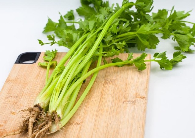 咸阳市秦都区四季汇蔬菜店销售的麦芹,毒死蜱检出值为0.