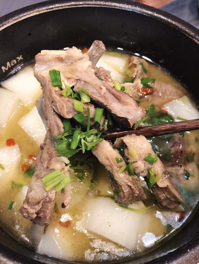 冬至炖羊肉汤记住多放这2样食材羊肉汤不膻不腻鲜美味十足