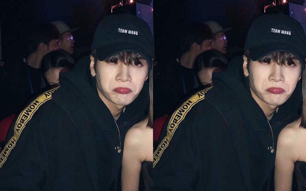 王嘉尔与jessi合作开唱手部摆放位置太圈粉网友既尴尬又好笑