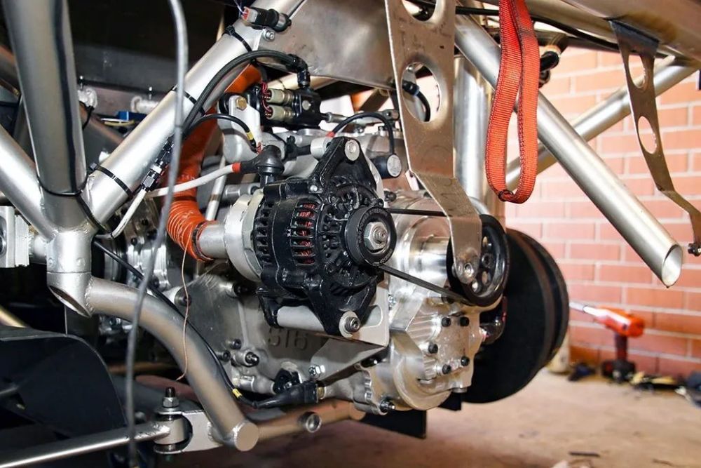 以实现车辆前后配重在50:50的完美设置,albins序列式变速箱被移动到了