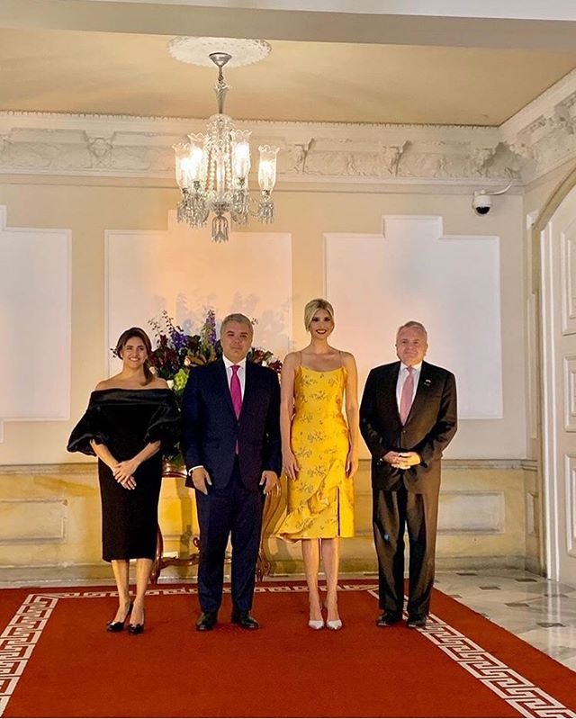 伊万卡单独出国访问就穿得这么大胆?一身金黄色缎面吊带裙惊艳了