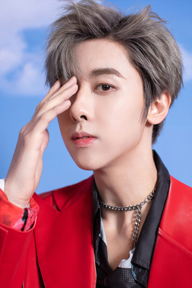 段旭宇亮相时尚盛典 红衣耀眼气质满分