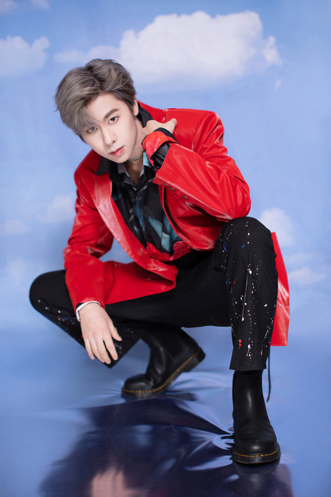 段旭宇亮相时尚盛典 红衣耀眼气质满分