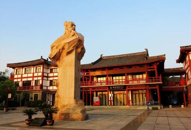 刘禹锡雕像而禹锡园是荥阳为纪念晚唐诗人刘禹锡而建设的文化主题公园