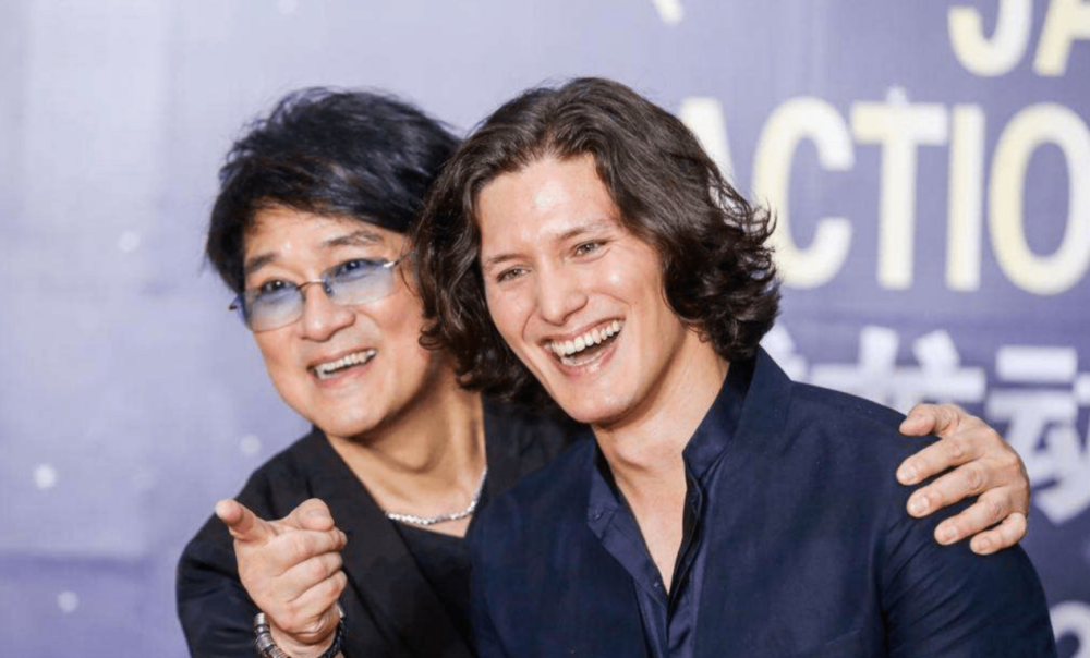 周华健儿子近照曝光脸上皱纹横生显老态混血型男变小老头