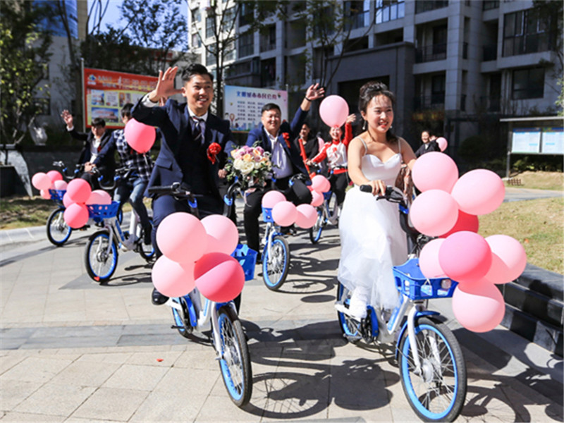 郑州现"特色"婚车队,新郎骑自行车接亲,路人露出羡慕神情!
