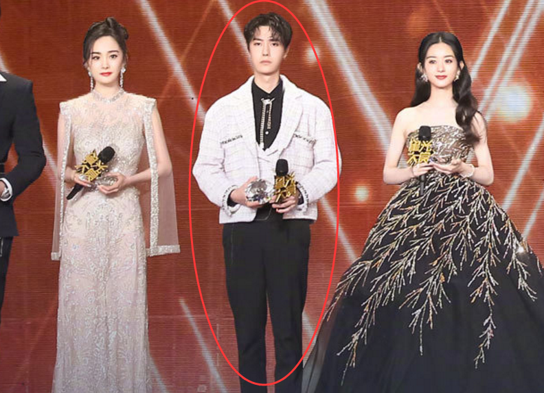 星光大赏8位顶流合照有谁注意肖战王一博的站位工具人实锤