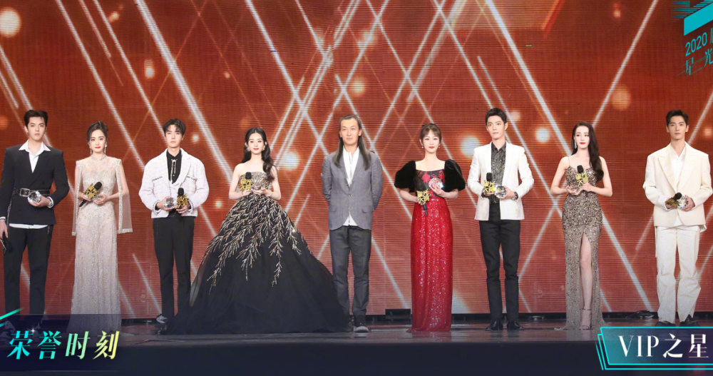 星光大赏8位顶流合照有谁注意肖战王一博的站位工具人实锤