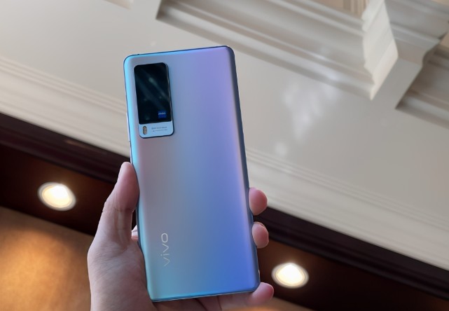 值得一提的是,此次vivox60系列至少会有两款"仙气飘飘"的配色,年轻人