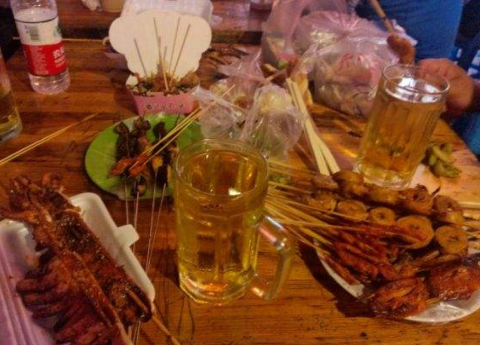 醉酒"宝马男",开车堵门,当街撒尿,殴打保安,有期徒刑一年