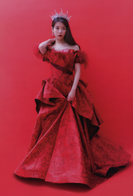 不愧是"行走的衣柜",看iu穿红色公主裙,甜美气质让人心动