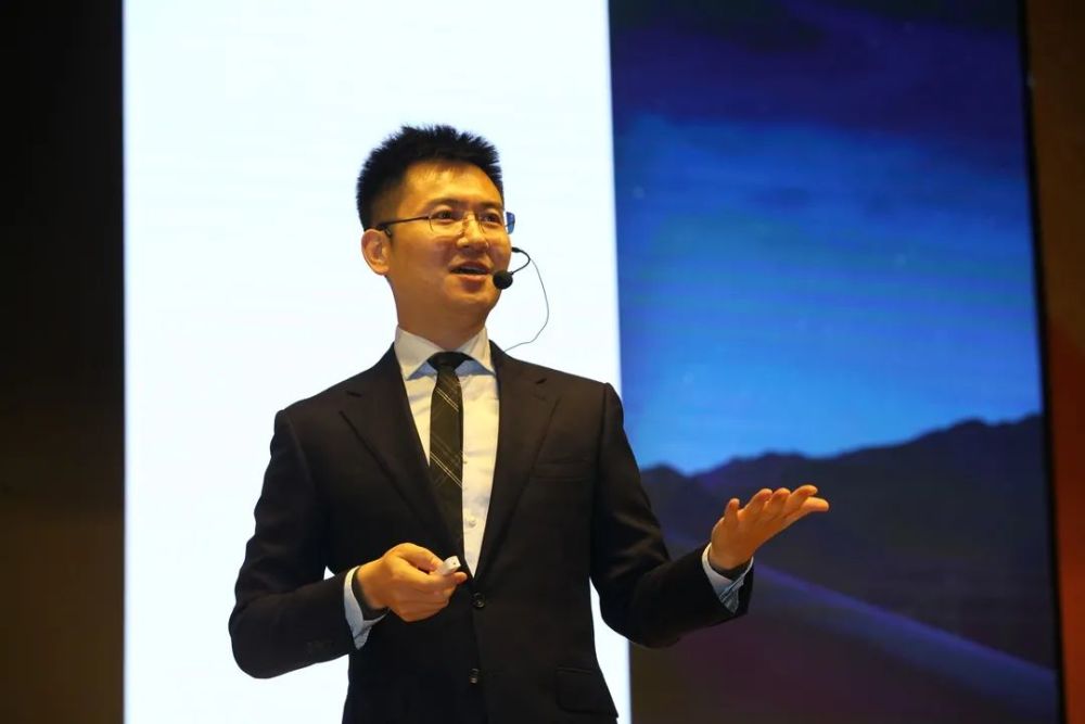 亚桥教育集团执行总裁,总校长李由博士用真挚朴实的语言,为与会家长和