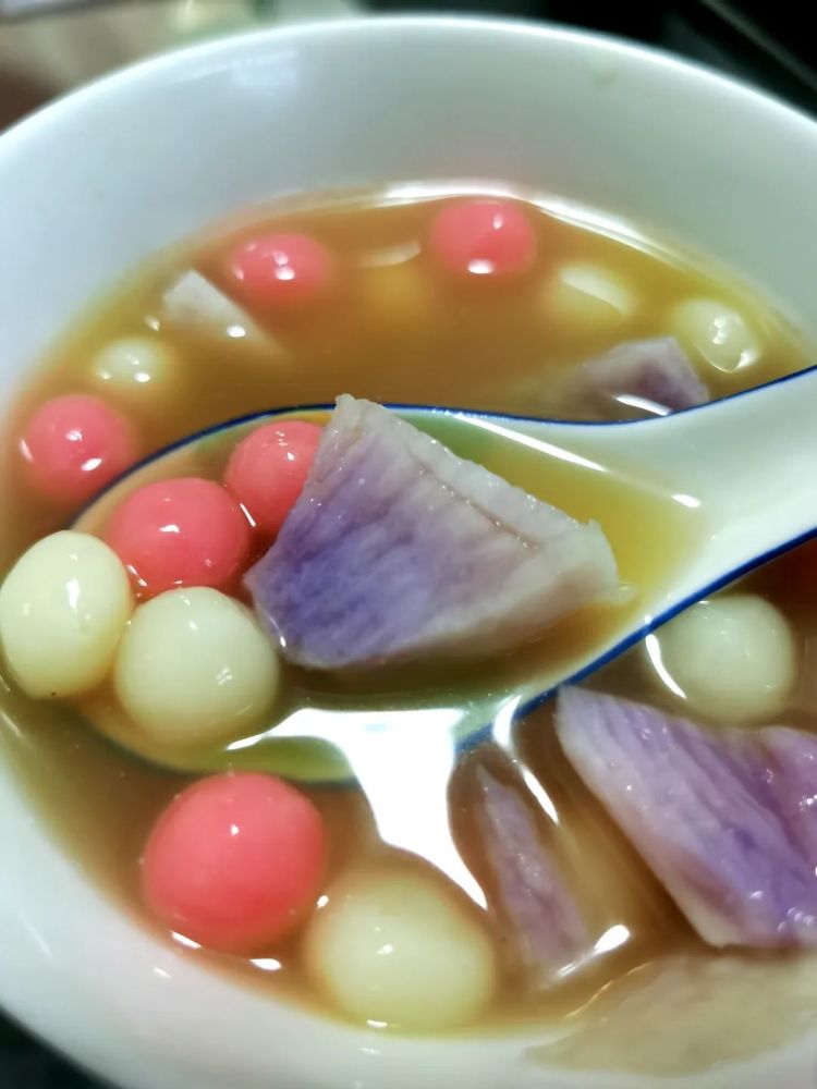 闽南人吃丸子的节日,一年共两次,元宵吃"上元丸"(年初的"头丸"),冬至