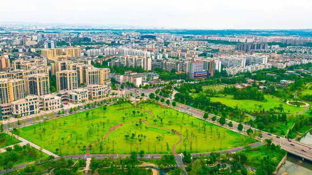 "鲜荣生认真倾听,详细记录,对区级各民主党派,工商联,无党派人士为