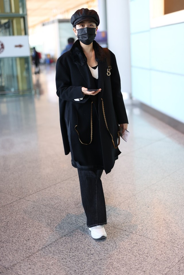 马苏真是又变自信了,穿一身男装现身机场,感觉走路就像走秀一样