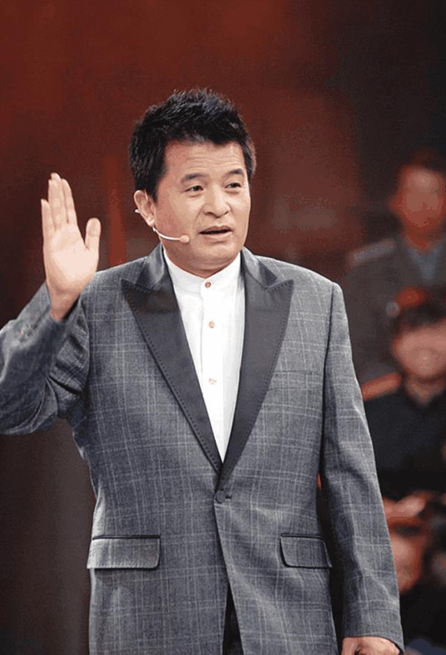 61岁毕福剑晒视频翻车穿帮镜头超明显衣服拉链大敞显邋遢