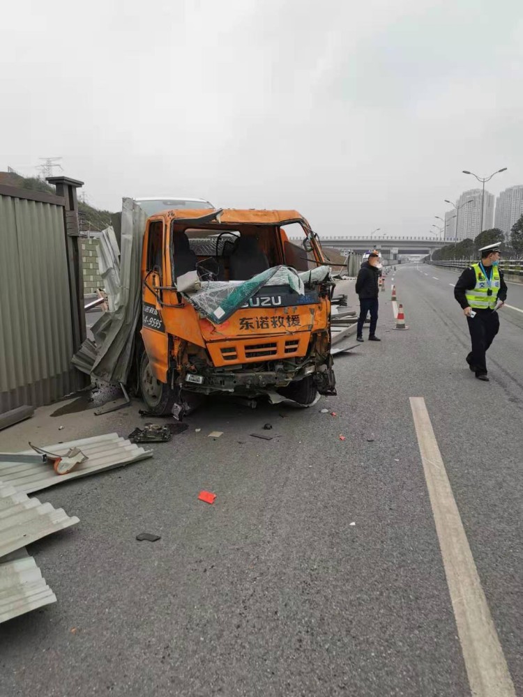 拖车撞上围挡损失1万祸起一支笔