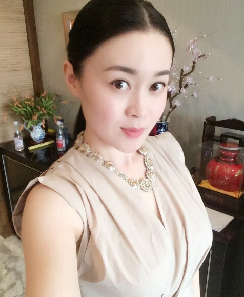 关婷娜的好身材藏不住穿裸色裙还这么娇嫩难怪赵本山收她为徒