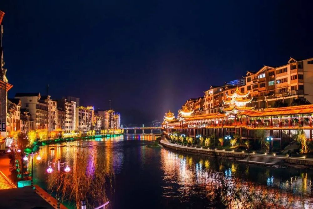 风雨桥夜景资源县每一座风雨桥都独具特色它们是连接两岸的纽带极大地