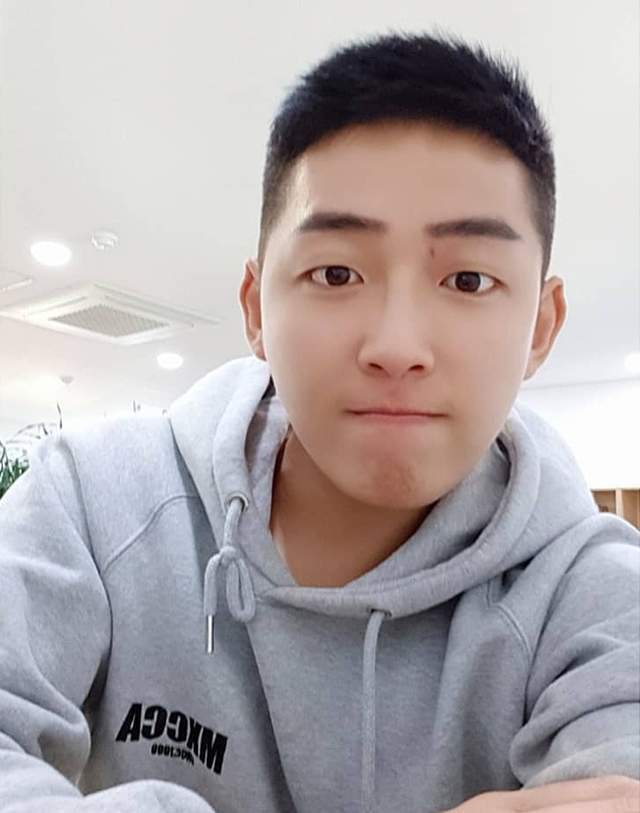 男生"背头"发型过时了,2021年留这5款时尚发型,年轻显帅气