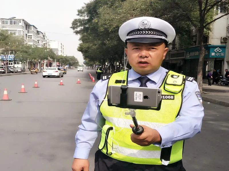 杨鸿胜,一个通过一档《鸿胜说交通》的电视节目出现在广大银川市民