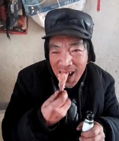 流浪汉身扛过肩龙曾被路人拍照网友30年前他是大人物