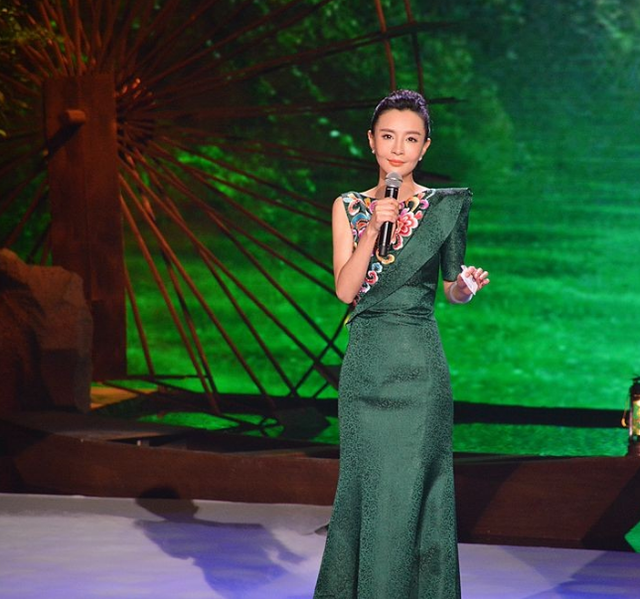 在2016年梁璐跑去整容,但是整容并没有让她变漂亮,相反看起来特别的