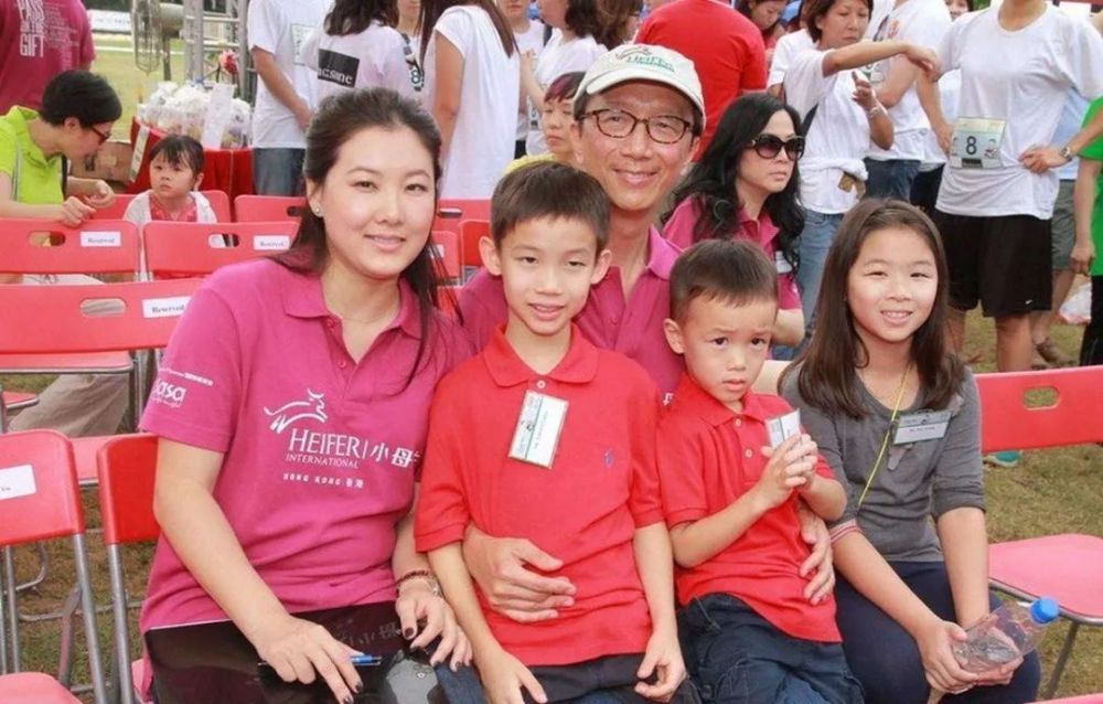 伏明霞父亲:本不同意女儿嫁大26岁老公,今与富商女婿处成兄弟