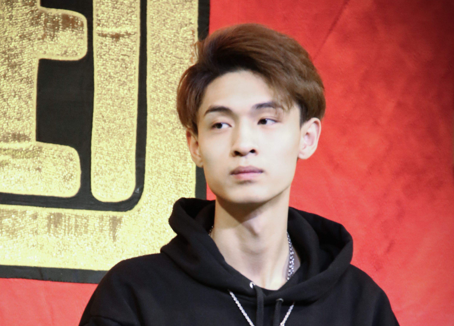 星光大赏德云社获奖,领奖时秦霄贤险酿大祸,多亏周九良拉住了他_腾讯