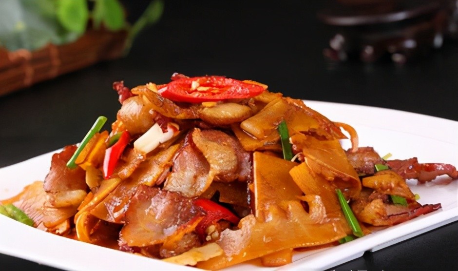 刚炒就能闻到一股香味,一口下去香鲜味美,不仅腊肉好吃,笋干也很美味