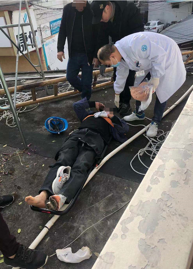 市区一工人高空作业摔落,网友拍下揪心一幕!