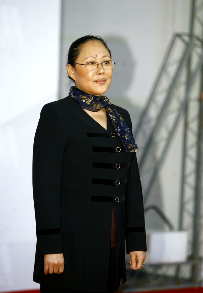 斯琴高娃挺不服老的画红嘴唇的样子真个性一身长裙更显气质