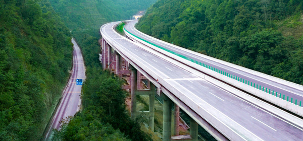 "烈日下,在期科伍特大桥前方的路面上,蒙屏高速公路路面二工区项目